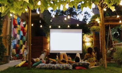 como-montar-un-cine-de-verano-en-casa:-todo-lo-que-necesitas-para-ver-peliculas-al-aire-libre