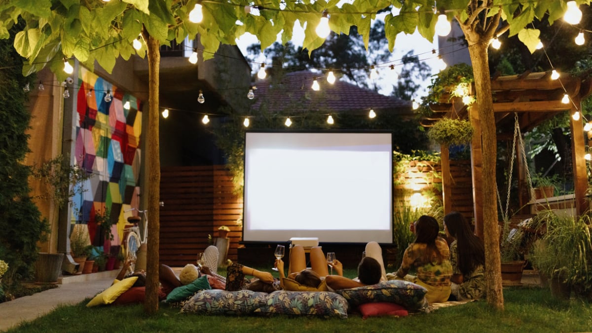 como-montar-un-cine-de-verano-en-casa:-todo-lo-que-necesitas-para-ver-peliculas-al-aire-libre