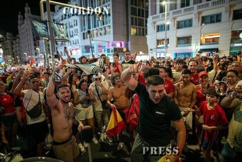 thousands-swarm-madrid-and-barcelona-to-celebrate-spain’s-world-cup-win-as-national-team-flies-home-for-victory-parade