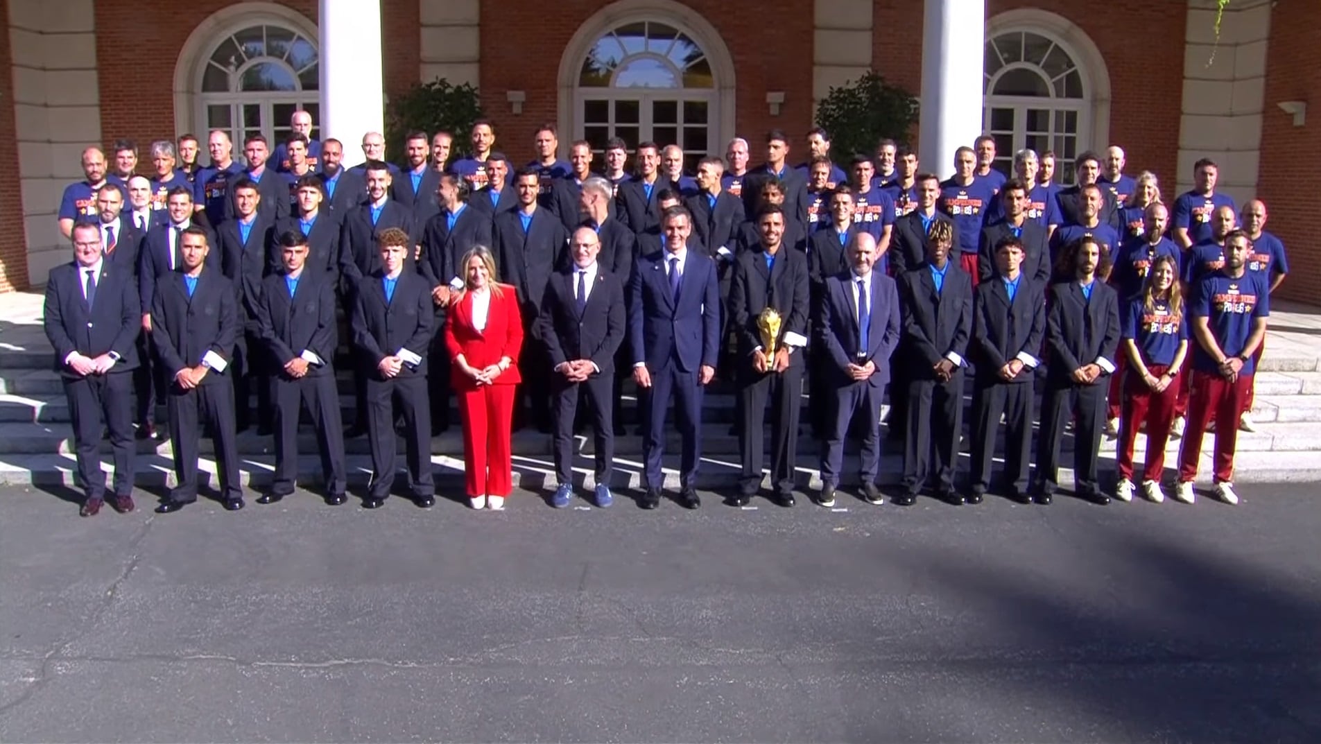 las-celebraciones-de-los-campeones-del-mundo,-en-directo-|-cientos-de-miles-de-aficionados-arropan-a-los-campeones-del-mundo-en-su-recorrido-por-madrid