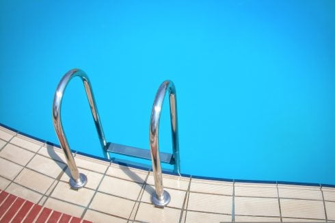 dozens-of-tourists-on-the-costa-del-sol-rushed-to-hospital-after-‘toxic-gas-leak’-strikes-hotel-swimming-pool