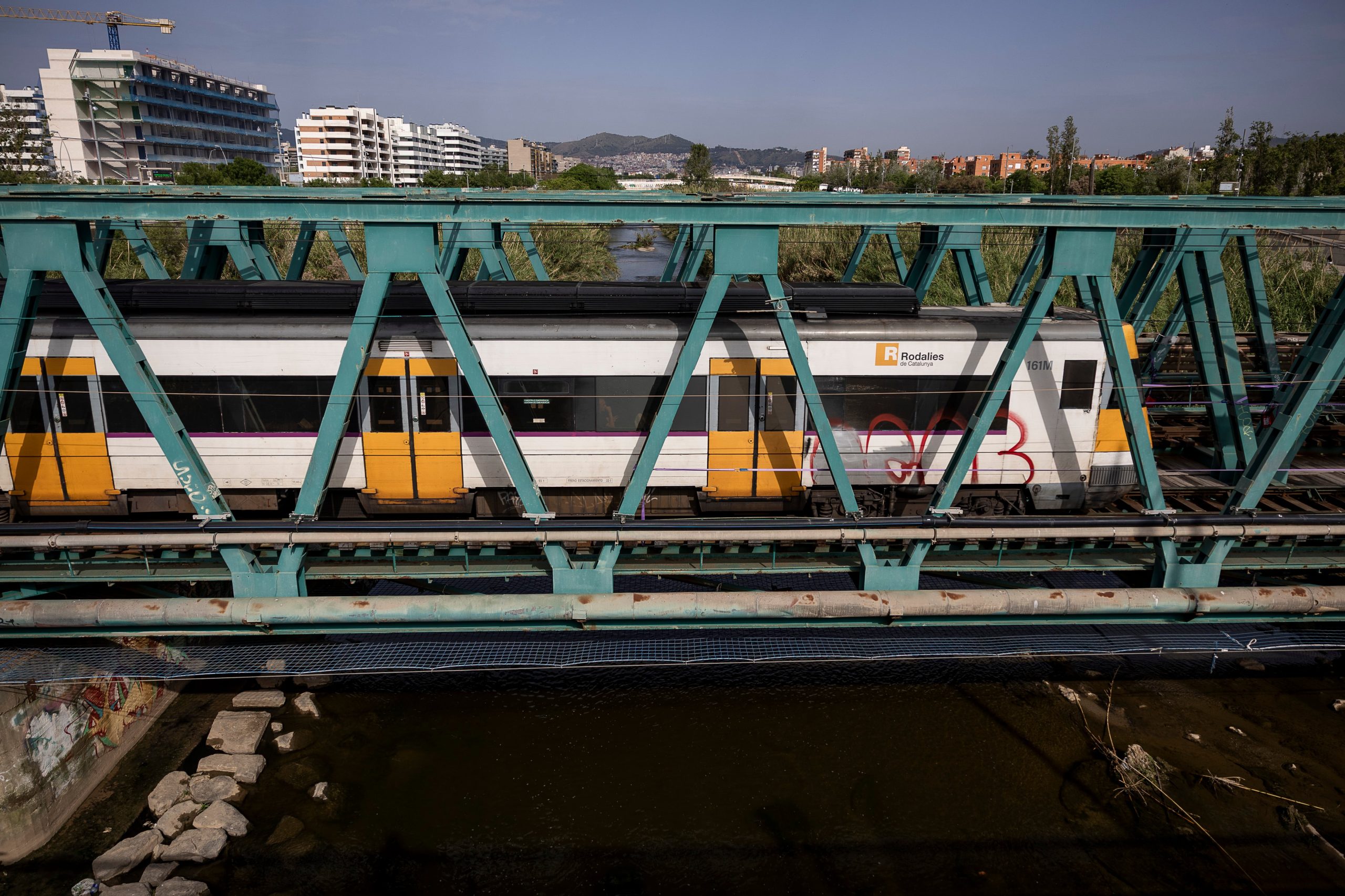 un-socavon-en-las-obras-del-soterramiento-de-trenes-en-montcada-obliga-a-parar-tres-lineas-de-rodalies-y-engulle-a-una-grua