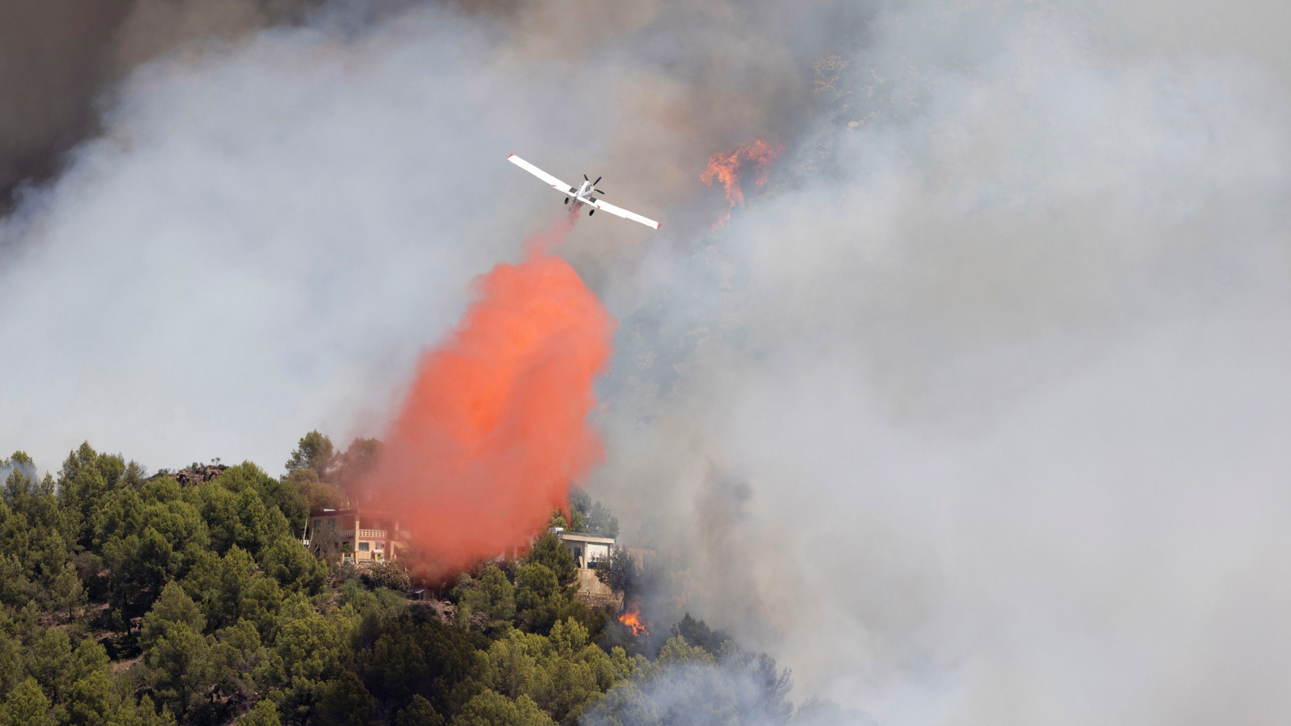 el-incendio-de-la-vall-d’uixo-(castellon),-originado-en-varios-focos,-obliga-a-evacuar-unos-8.000-habitantes-de-ocho-municipios