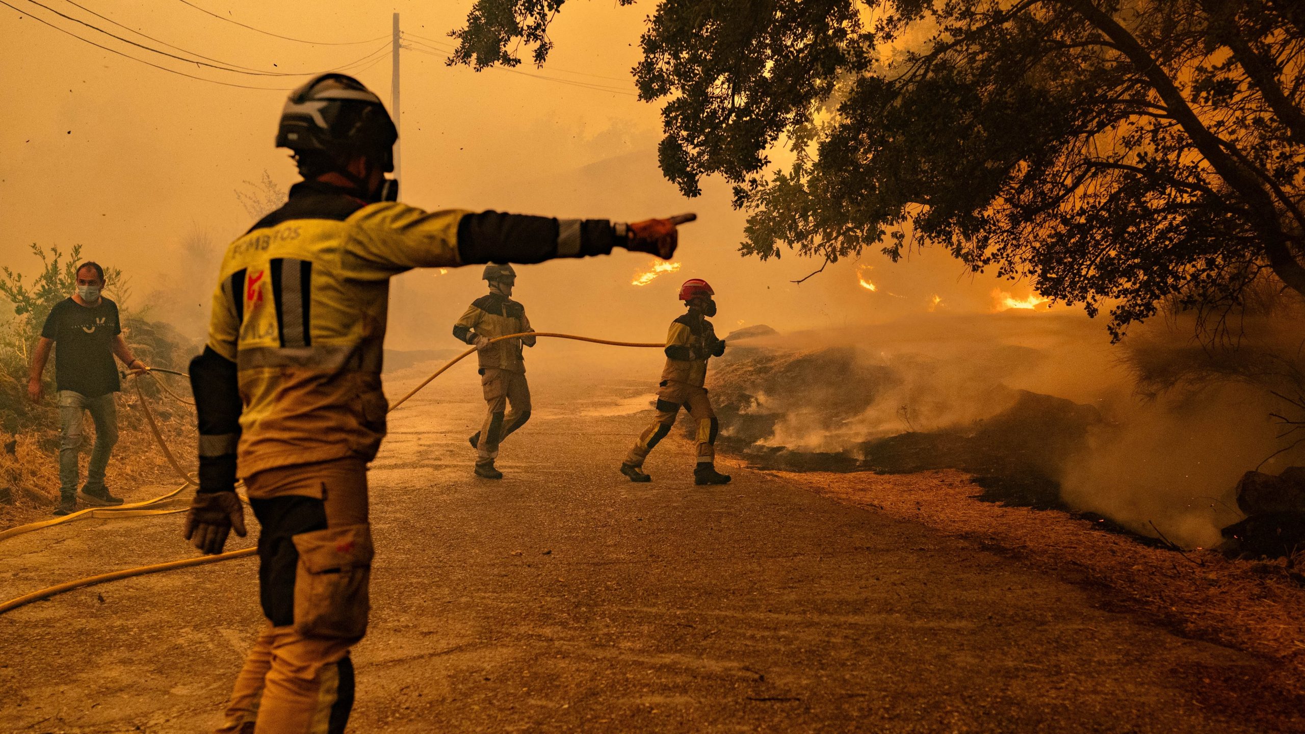 los-incendios-de-madrid-y-avila-obligan-a-evacuar-o-confinar-ya-a-100.000-personas