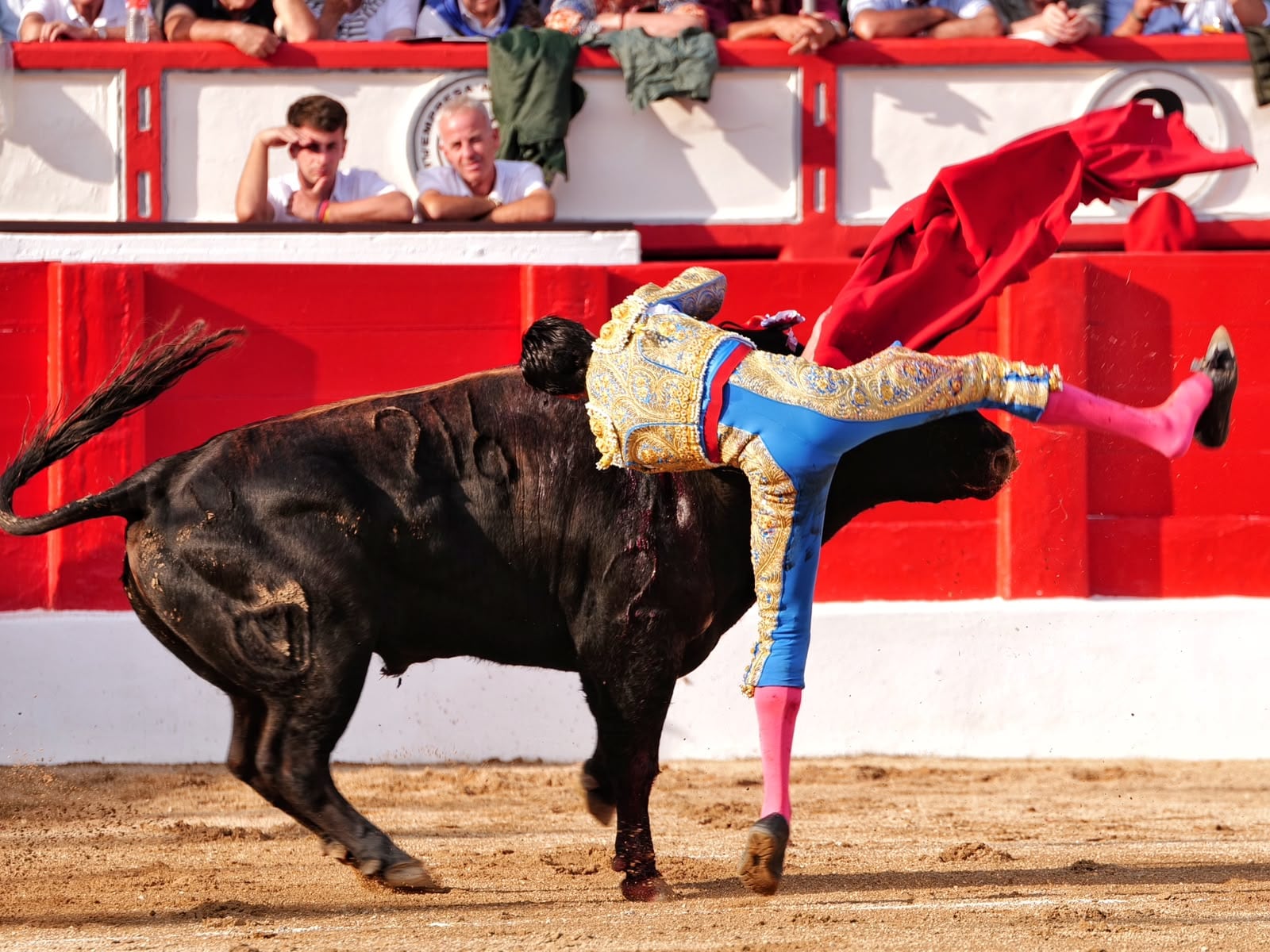 marco-perez-sufre-una-herida-en-el-muslo-derecho-con-dos-trayectorias-en-la-ultima-corrida-de-la-feria-santander