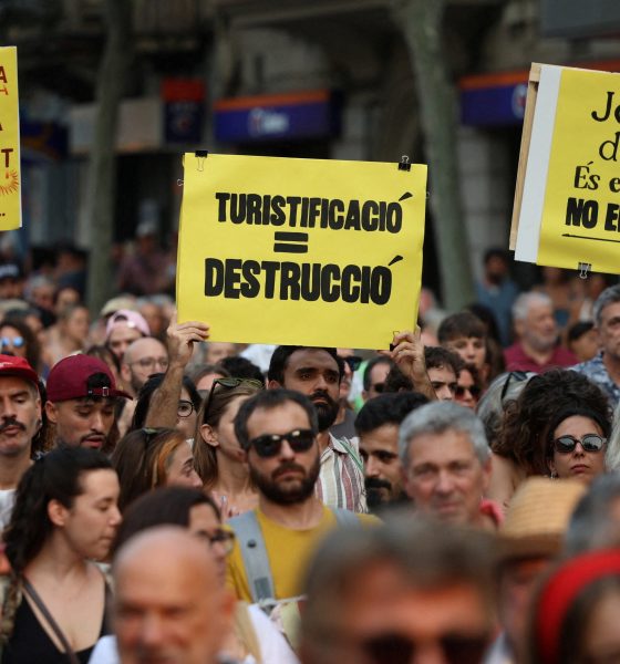 multitudinaria-protesta-en-palma-contra-la-masificacion-turistica:-“esta-todo-sobreexplotado”