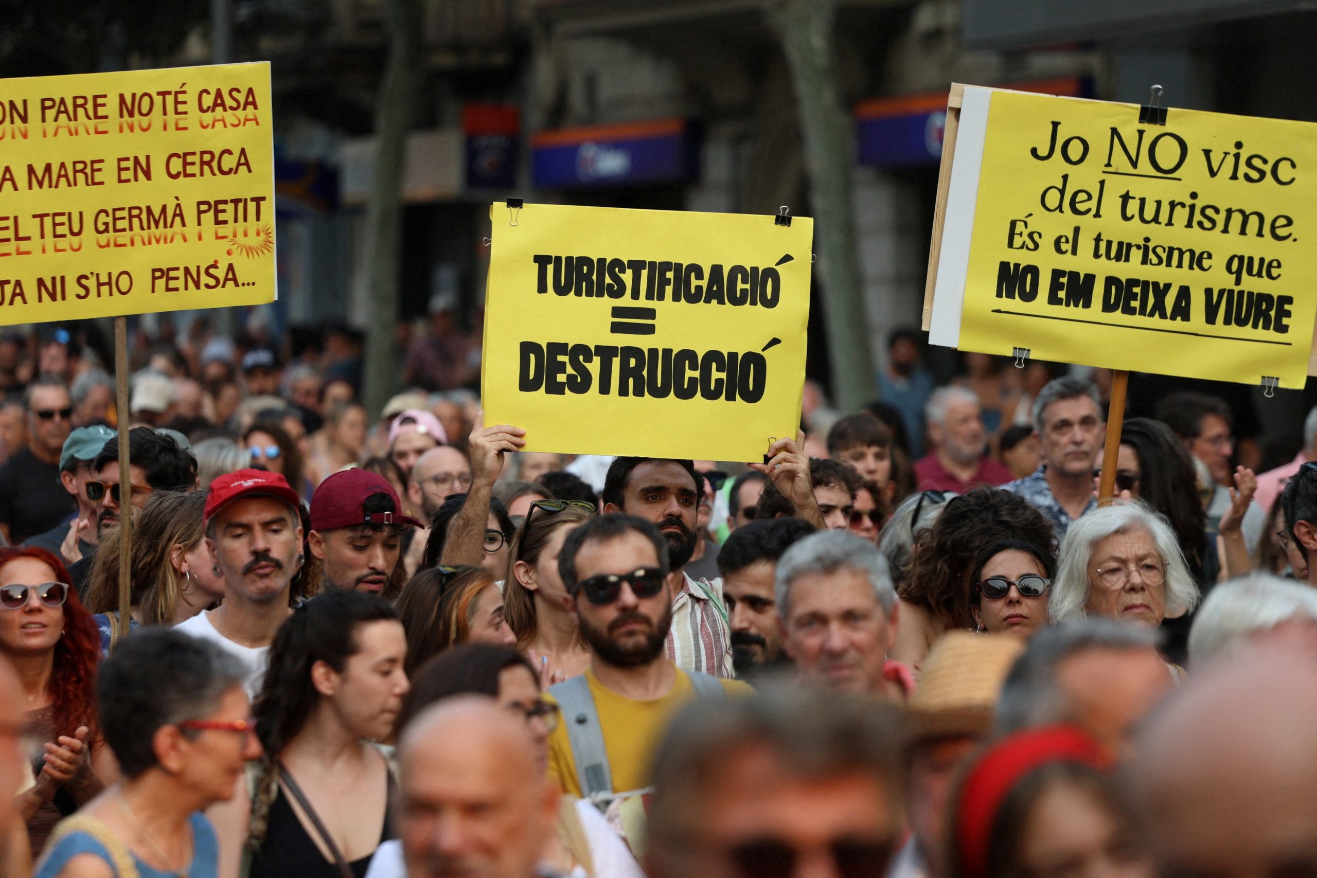 multitudinaria-protesta-en-palma-contra-la-masificacion-turistica:-“esta-todo-sobreexplotado”