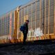 “sudaban-a-chorros-y-jadeaban-por-aire”:-asi-fue-la-travesia-de-siete-inmigrantes-que-murieron-en-un-tren-en-texas