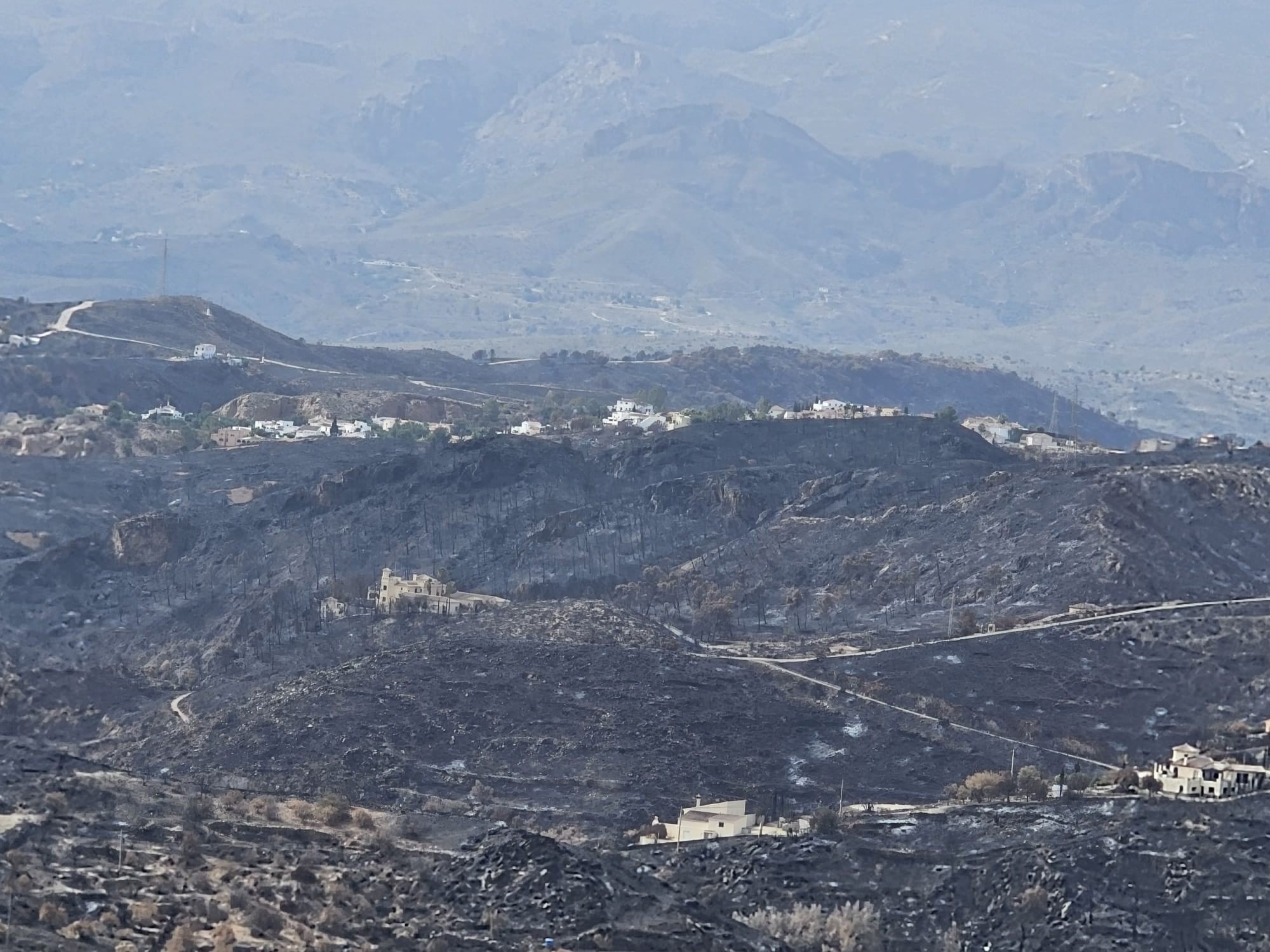 el-fallecimiento-de-una-mujer-hospitalizada-en-el-virgen-del-rocio-eleva-a-14-los-fallecidos-por-el-incendio-de-los-gallardos