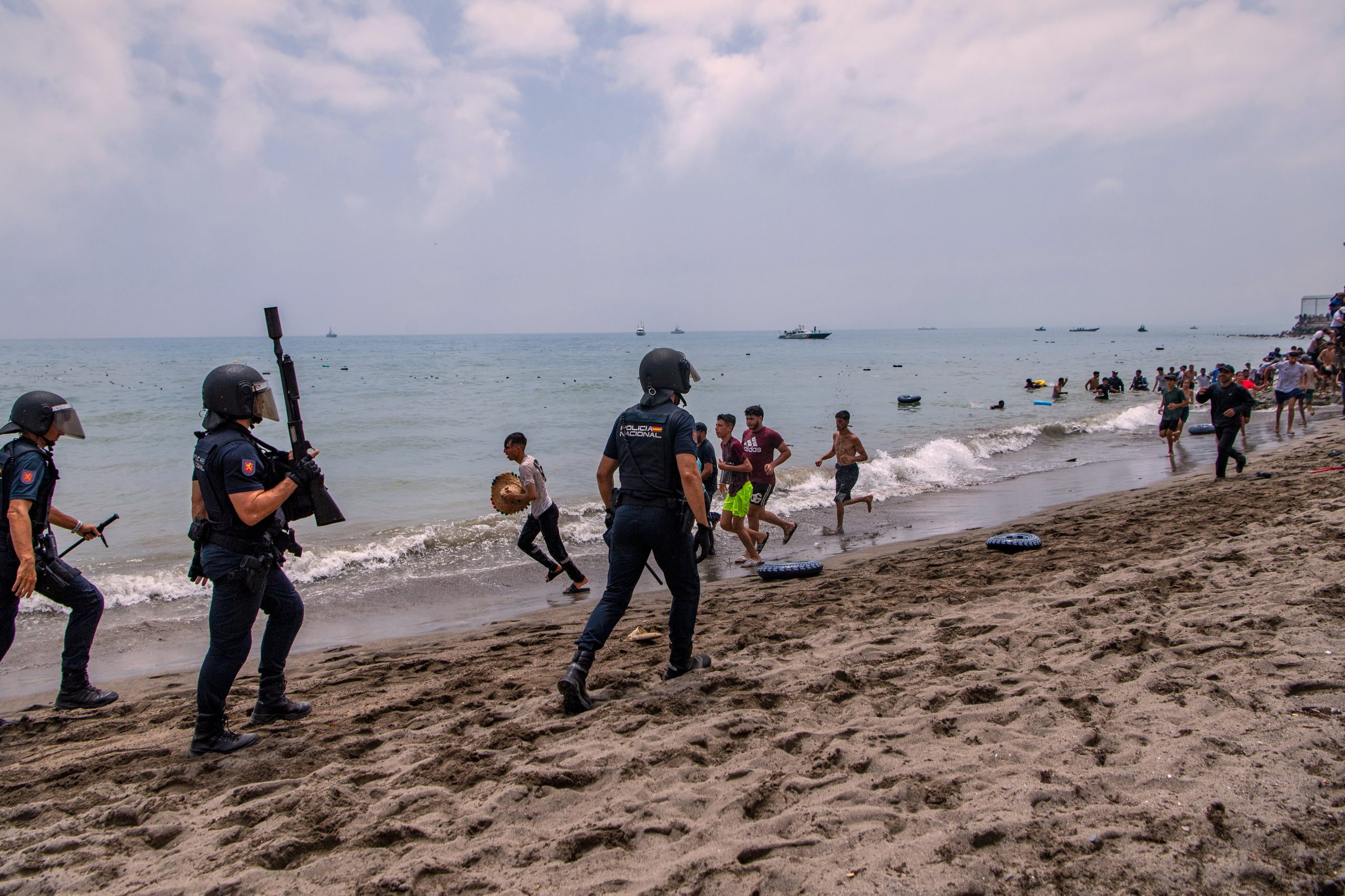 ultima-hora-de-la-entrada-de-inmigrantes-a-ceuta,-en-directo-|-al-menos-10-migrantes-han-muerto-al-intentar-entrar-a-nado-en-ceuta