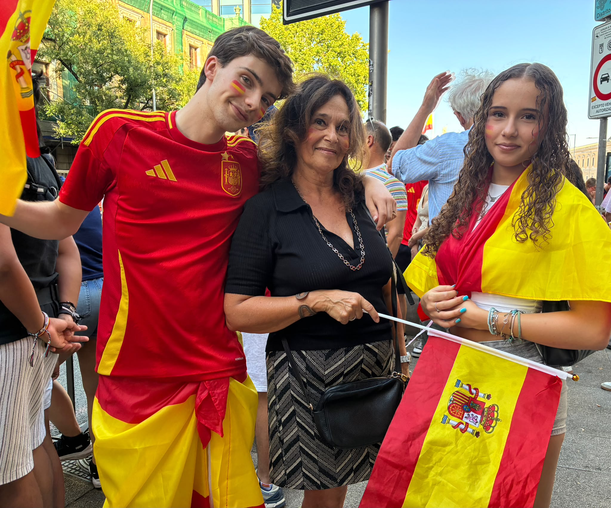 Samuel, Silvia y Magdalena Rodríguez esperan la llegada de la selección en Madrid.