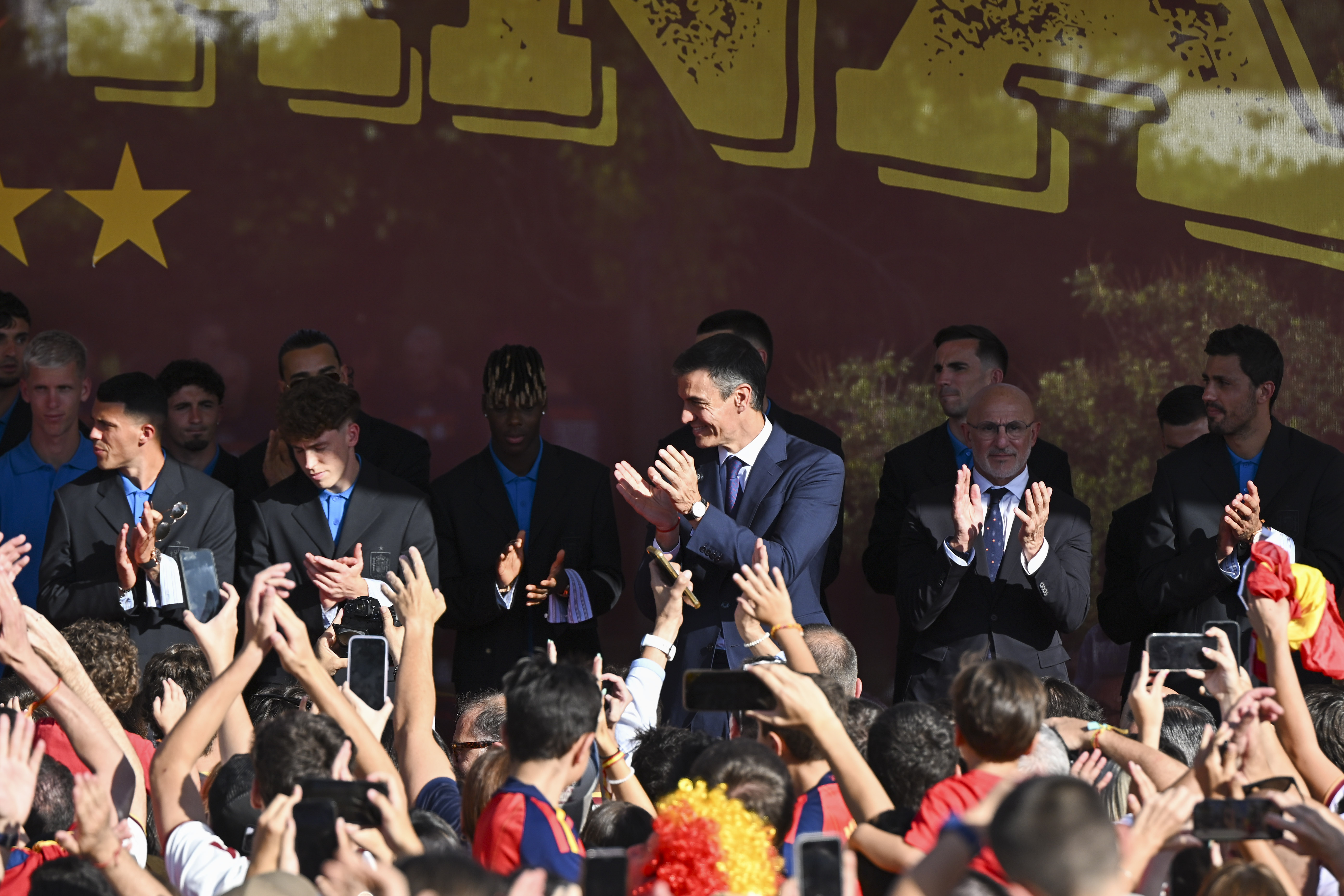 MADRID, 20/07/2026.- El presidente del Gobierno, Pedro Sánchez (c), recibe a los jugadores de la selección española este lunes en el Palacio de la Moncloa tras proclamarse ayer campeones del mundo al derrotar en la final a Argentina. EFE/ Fernando Villar