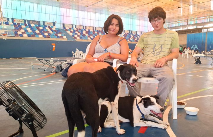 Uriel Carbonell y Mariana Rodríguez, afectados por el incendio de Almería, este viernes en el polideportivo de Garrucha.