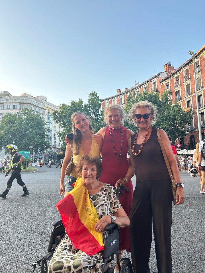 Marisa Salmerón con sus dos hijas y nieta en Cibeles.