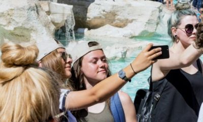 the-five-holiday-photos-everyone-posts-this-summer-–-and-why-you-should-probably-stop,-according-to-el-pais
