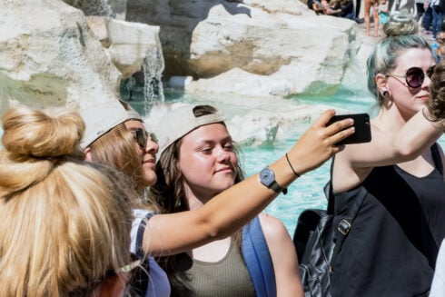 the-five-holiday-photos-everyone-posts-this-summer-–-and-why-you-should-probably-stop,-according-to-el-pais