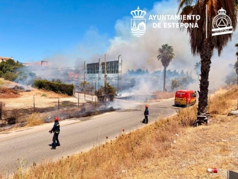 watch:-fire-breaks-out-at-entrance-to-estepona-near-a7-as-drivers-film-the-flames-and-two-helicopters-battle-the-blaze