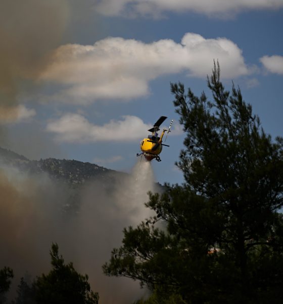 dos-pilotos-mueren-al-chocar-dos-helicopteros-que-participaban-en-la-extincion-de-un-incendio-en-grecia