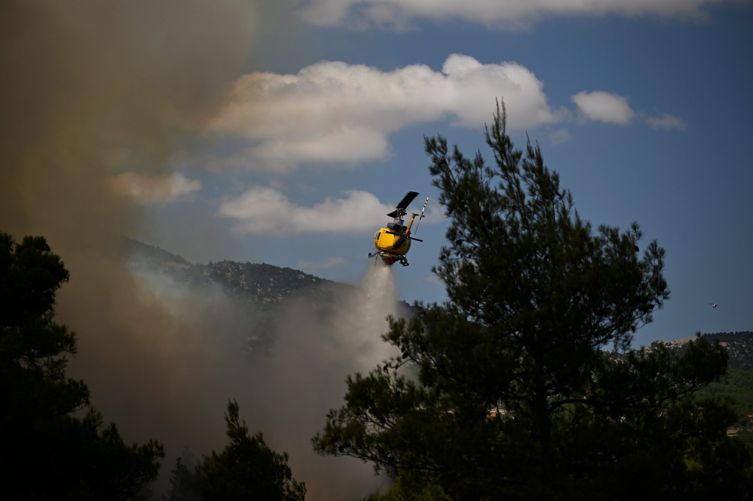 dos-pilotos-mueren-al-chocar-dos-helicopteros-que-participaban-en-la-extincion-de-un-incendio-en-grecia