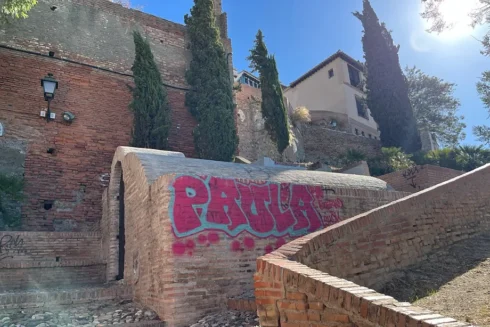 outrage-in-granada-after-tourist-defaces-historic-16th-century-building-with-bright-pink-graffiti
