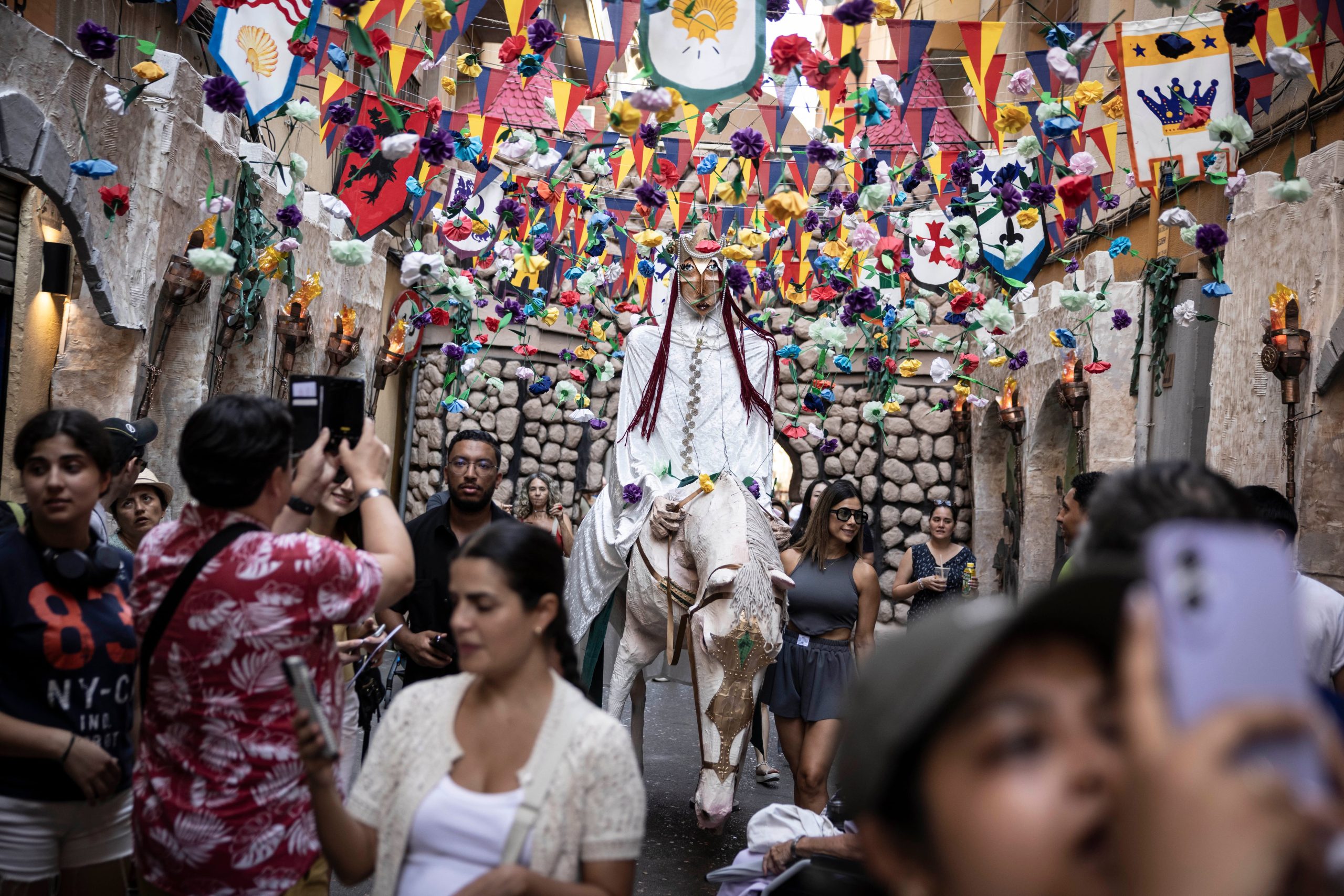las-calles-de-gracia-se-preparan-para-la-fiesta-mayor-con-espacios-para-familias-y-medidas-contra-el-calor