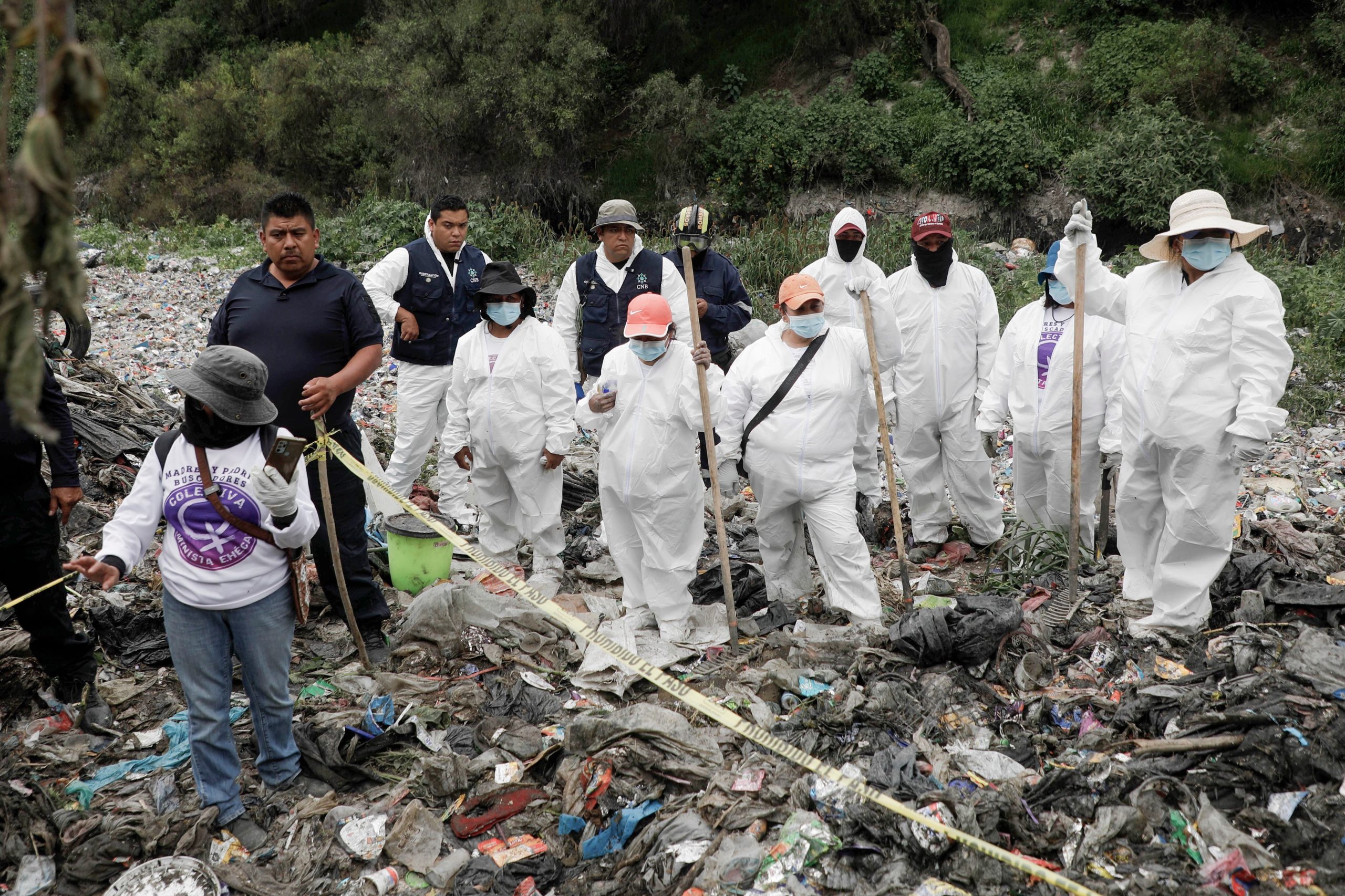 searching-for-an-11-year-old-girl,-they-found-three-bodies:-searching-mothers-in-sewage-canals-in-the-state-of-mexico,-in-images
