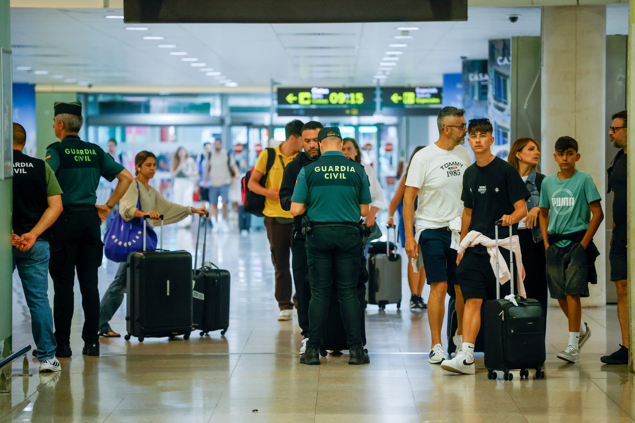 primer-dia-de-control-a-los-viajeros-procedentes-de-italia:-la-policia-pide-la-documentacion-a-solo-el-5%-o-10%-de-los-pasajeros