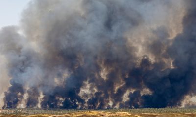 el-viento-amenaza-con-complicar-la-evolucion-de-los-incendios-de-tirig,-en-castellon,-y-niebla,-en-huelva