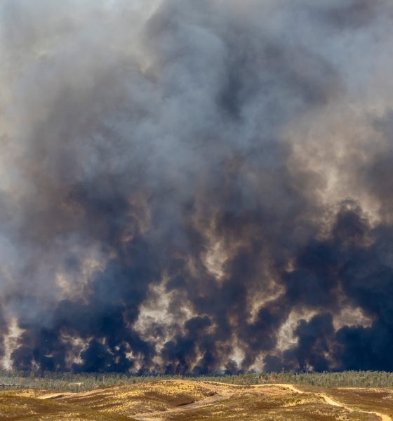 el-viento-amenaza-con-complicar-la-evolucion-de-los-incendios-de-tirig,-en-castellon,-y-niebla,-en-huelva