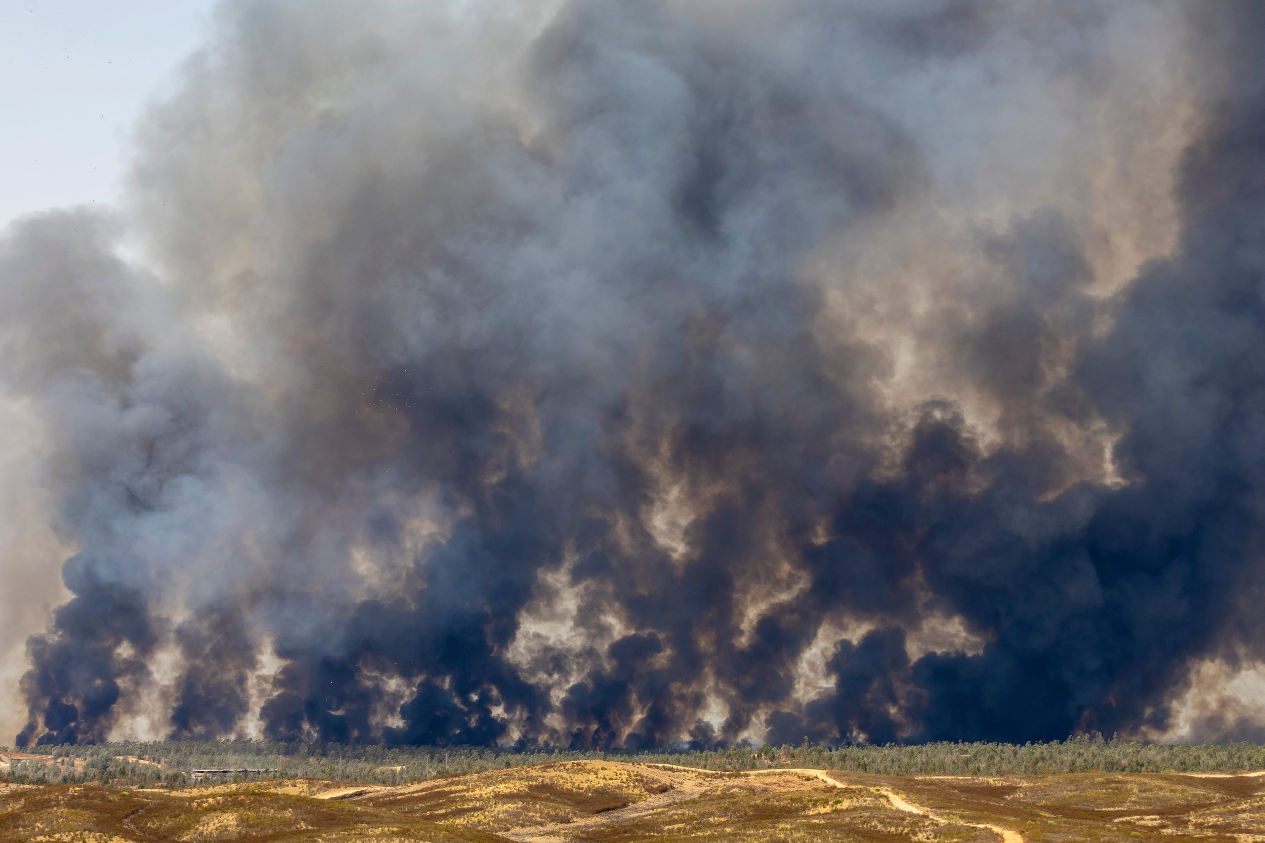 el-viento-amenaza-con-complicar-la-evolucion-de-los-incendios-de-tirig,-en-castellon,-y-niebla,-en-huelva
