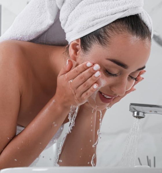 si-sientes-la-piel-grasa-pero-no-quieres-estropear-la-barrera-de-tu-piel,-este-ese-tu-limpiador-facial-del-verano