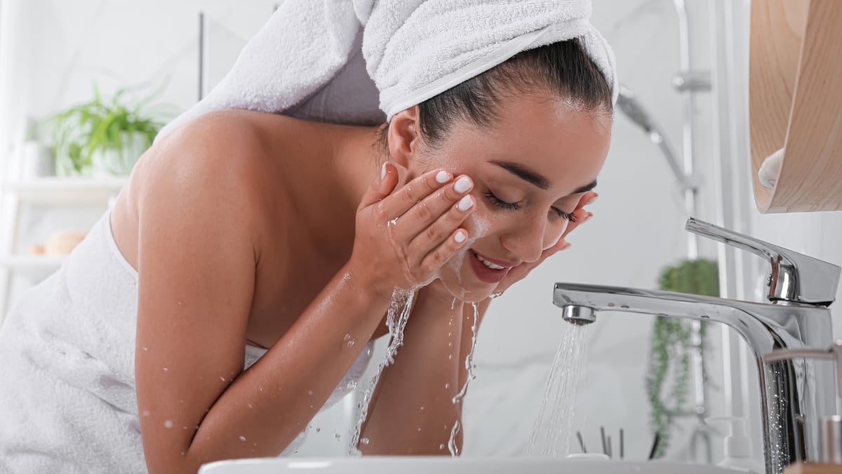 si-sientes-la-piel-grasa-pero-no-quieres-estropear-la-barrera-de-tu-piel,-este-ese-tu-limpiador-facial-del-verano