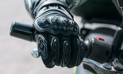 los-guantes-de-moto-que-permiten-usar-el-movil-sin-quitartelos-y-acumulan-miles-de-compras-en-amazon