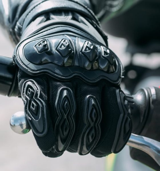 los-guantes-de-moto-que-permiten-usar-el-movil-sin-quitartelos-y-acumulan-miles-de-compras-en-amazon