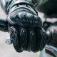 los-guantes-de-moto-que-permiten-usar-el-movil-sin-quitartelos-y-acumulan-miles-de-compras-en-amazon
