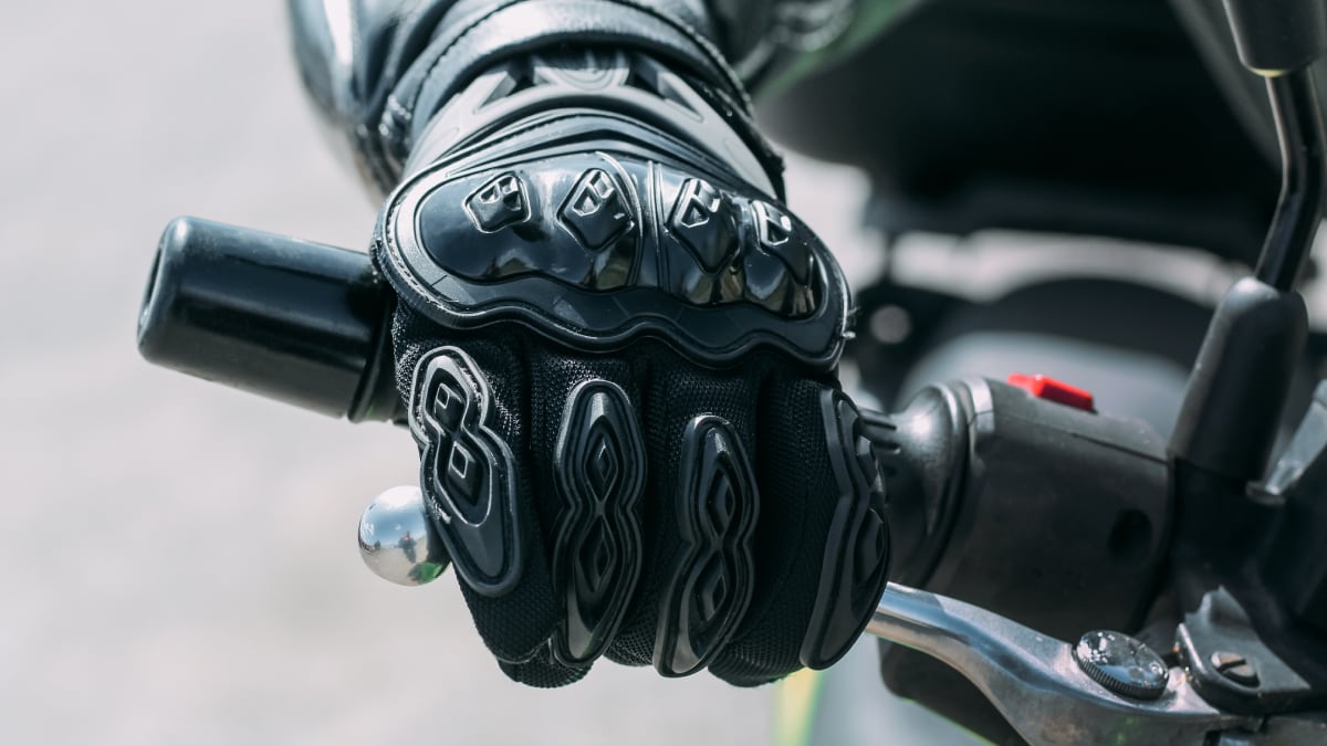 los-guantes-de-moto-que-permiten-usar-el-movil-sin-quitartelos-y-acumulan-miles-de-compras-en-amazon