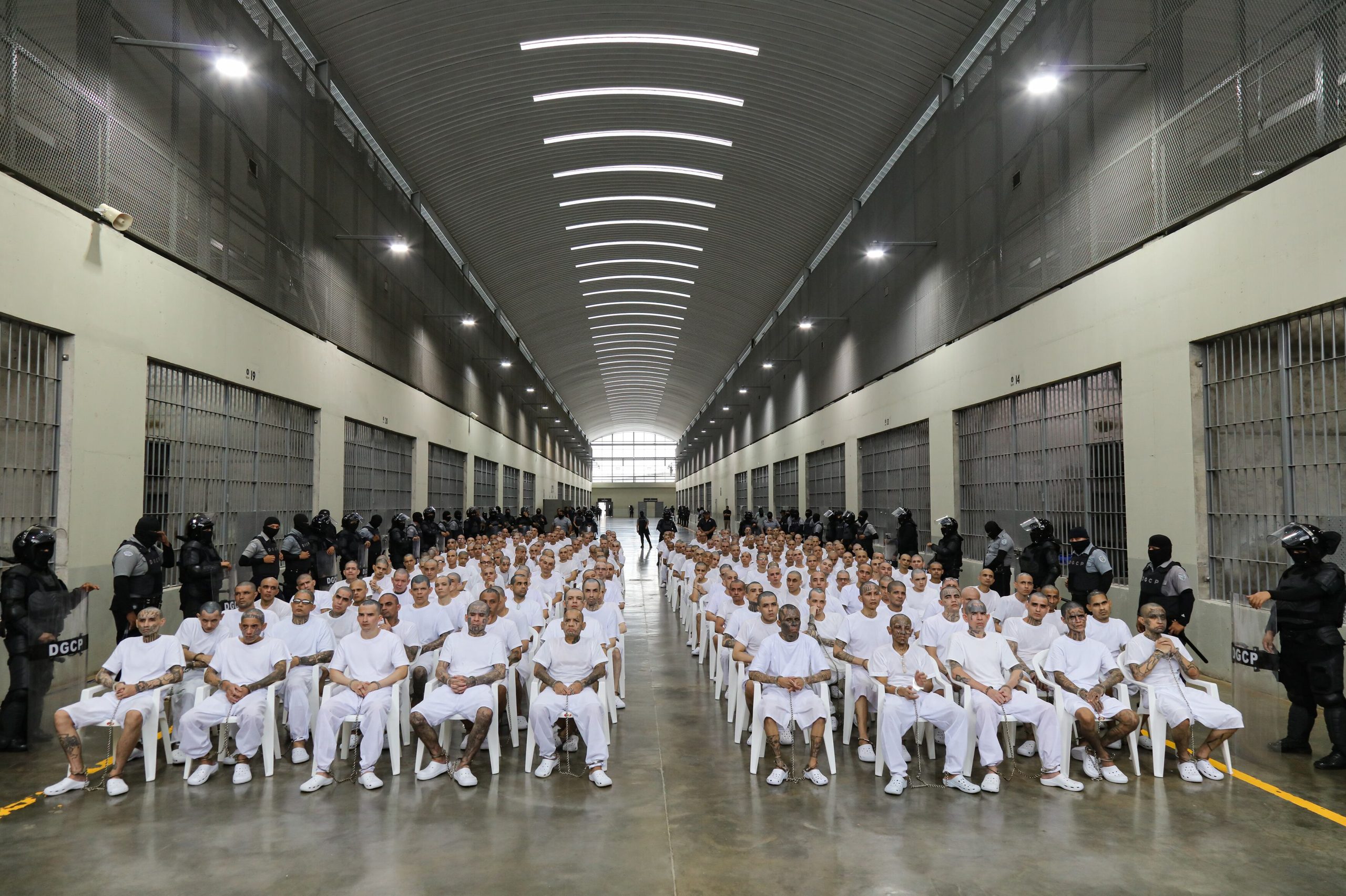 mass-trials-without-due-process-in-el-salvador:-‘judges-are-afraid.-they’re-convicting-everyone’