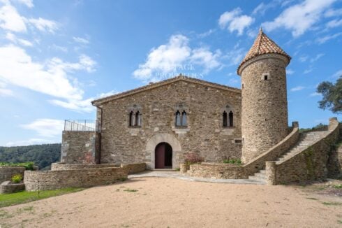 gothic-glory:-a-ruined-17th-century-catalan-farmhouse-has-been-rescued-from-the-brink-by-an-american-tv-star