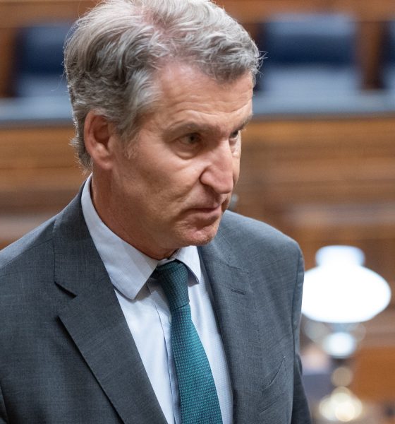 feijoo-carga-contra-puente-por-“senalar-a-la-corona”-y-lo-tacha-de-“tabernario”