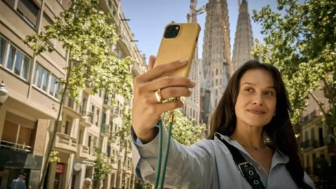 ‘emily-in-paris’-style-tv-show-being-filmed-in-barcelona-sparks-fury-for-romanticising-the-digital-nomad-lifestyle 