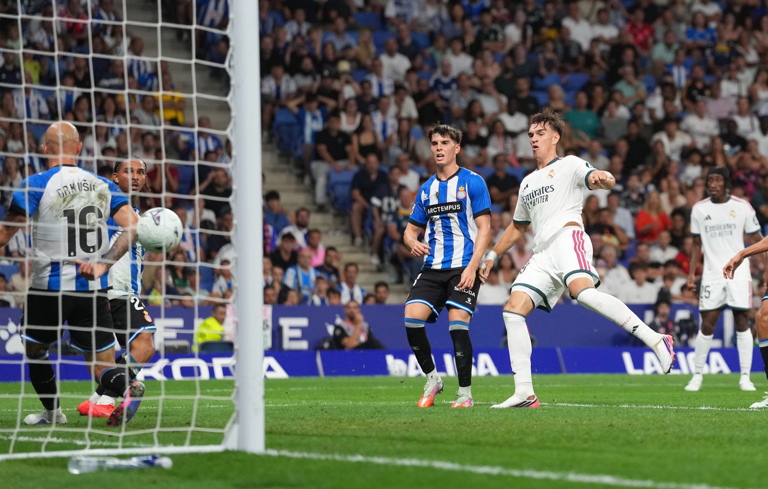 carlos-espi-evita-en-el-90-el-gatillazo-en-el-estreno-del-nuevo-real-madrid