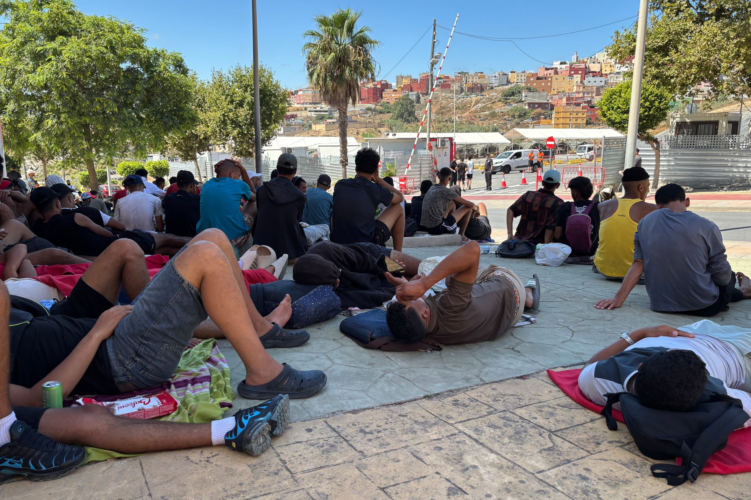 ceuta-duplica-esfuerzos-para-templar-animos-y-ubicar-a-los-migrantes