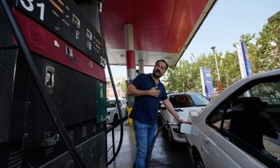 colas-en-las-gasolineras-y-miedo-a-las-subidas-de-precios-en-iran:-“cada-dia-somos-mas-pobres”