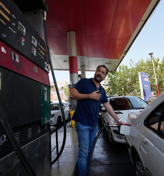 colas-en-las-gasolineras-y-miedo-a-las-subidas-de-precios-en-iran:-“cada-dia-somos-mas-pobres”