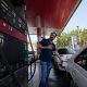 colas-en-las-gasolineras-y-miedo-a-las-subidas-de-precios-en-iran:-“cada-dia-somos-mas-pobres”