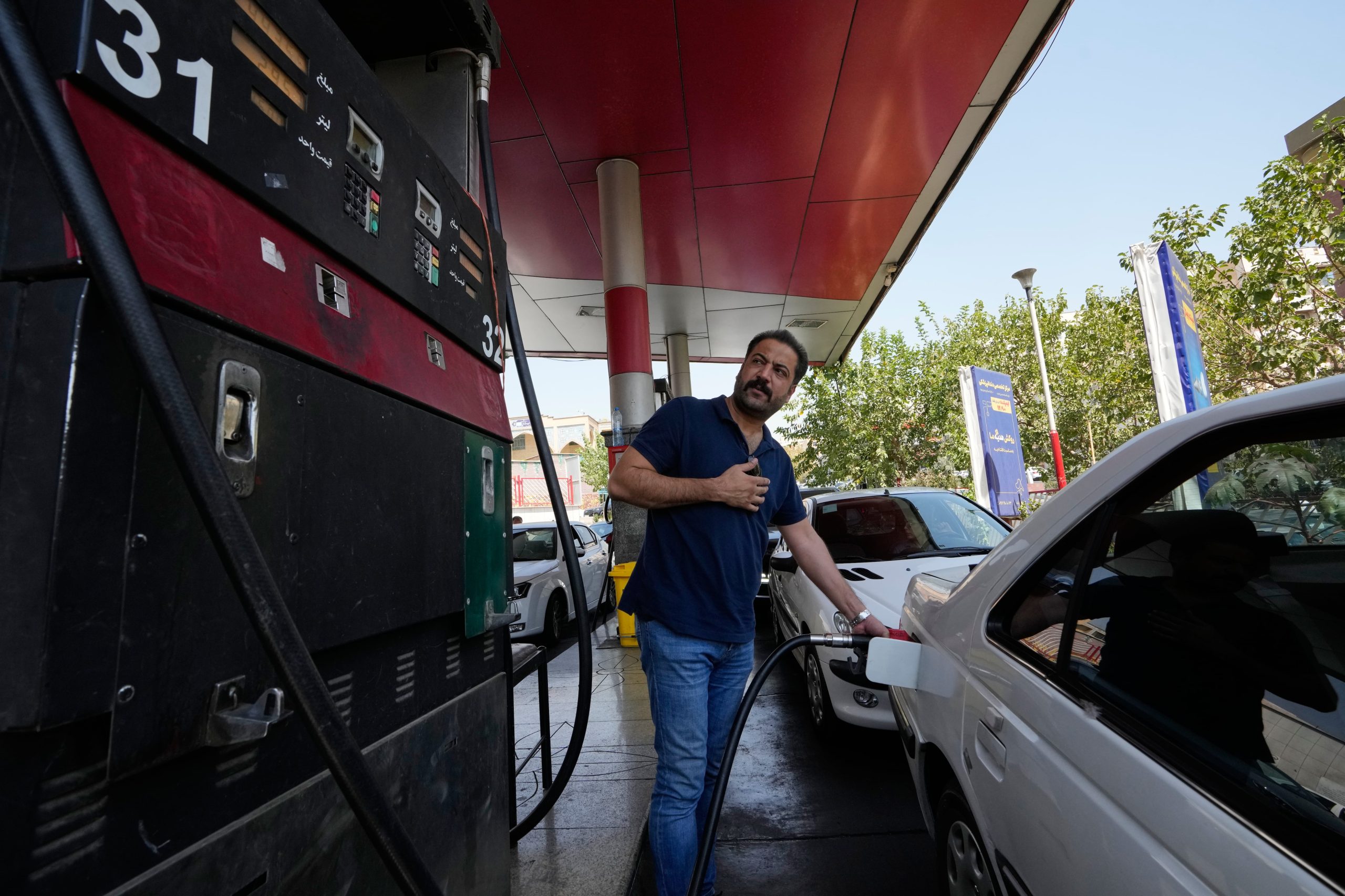 colas-en-las-gasolineras-y-miedo-a-las-subidas-de-precios-en-iran:-“cada-dia-somos-mas-pobres”