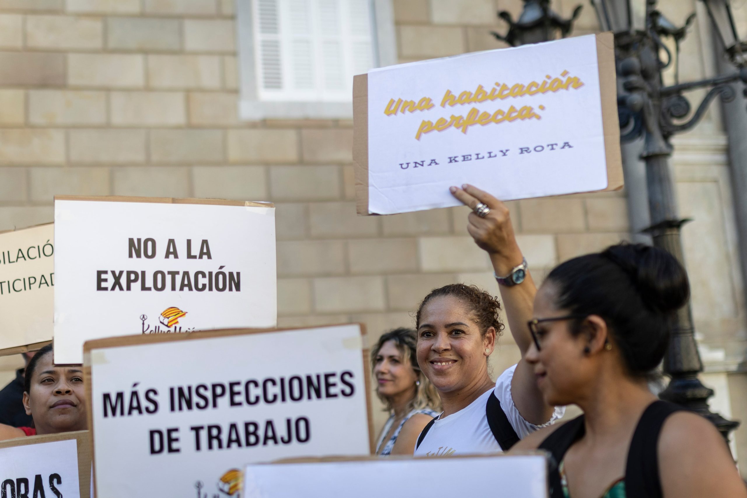 las-‘kellys’-de-los-hoteles-denuncian-que-el-trabajo-les-cuesta-la-salud:-“comenzamos-el-dia-con-cafe,-seguimos-con-nolotil-y-acabamos-con-relajantes-musculares”