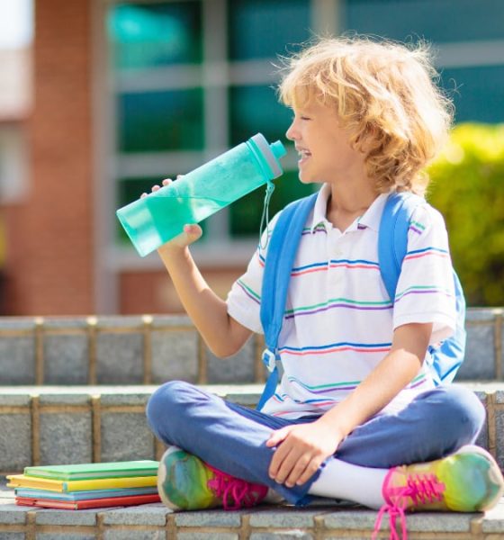 por-que-deberias-jubilar-la-botella-de-plastico-de-tu-hijo-antes-de-empezar-el-nuevo-curso