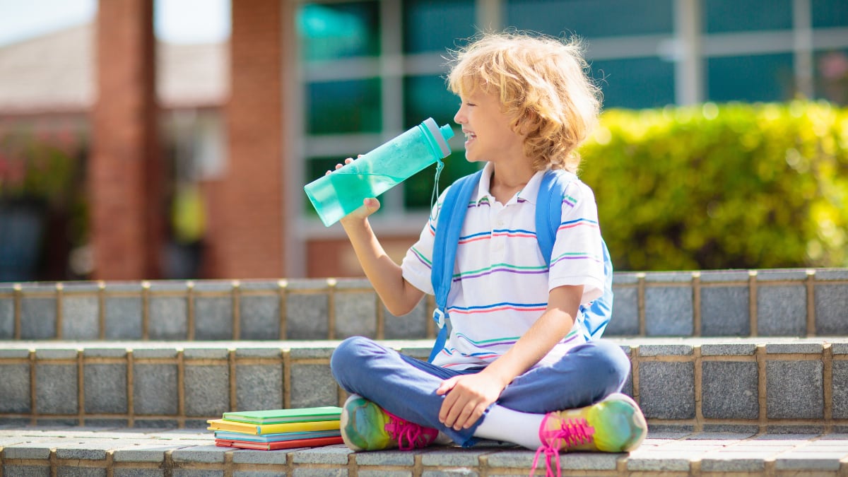 por-que-deberias-jubilar-la-botella-de-plastico-de-tu-hijo-antes-de-empezar-el-nuevo-curso