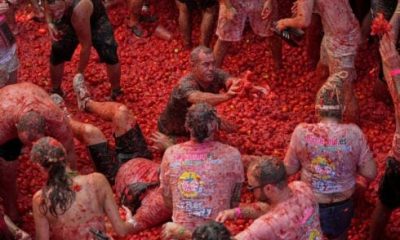 in-pics:-small-spanish-town-welcomed-22,000-people-to-annual-‘la-tomatina’-tomato-fight